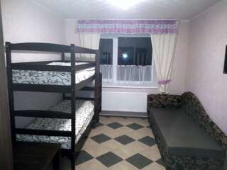 Хостелы Parasolka Луцк Односпальная кровать в общем номере с 3 кроватями-1